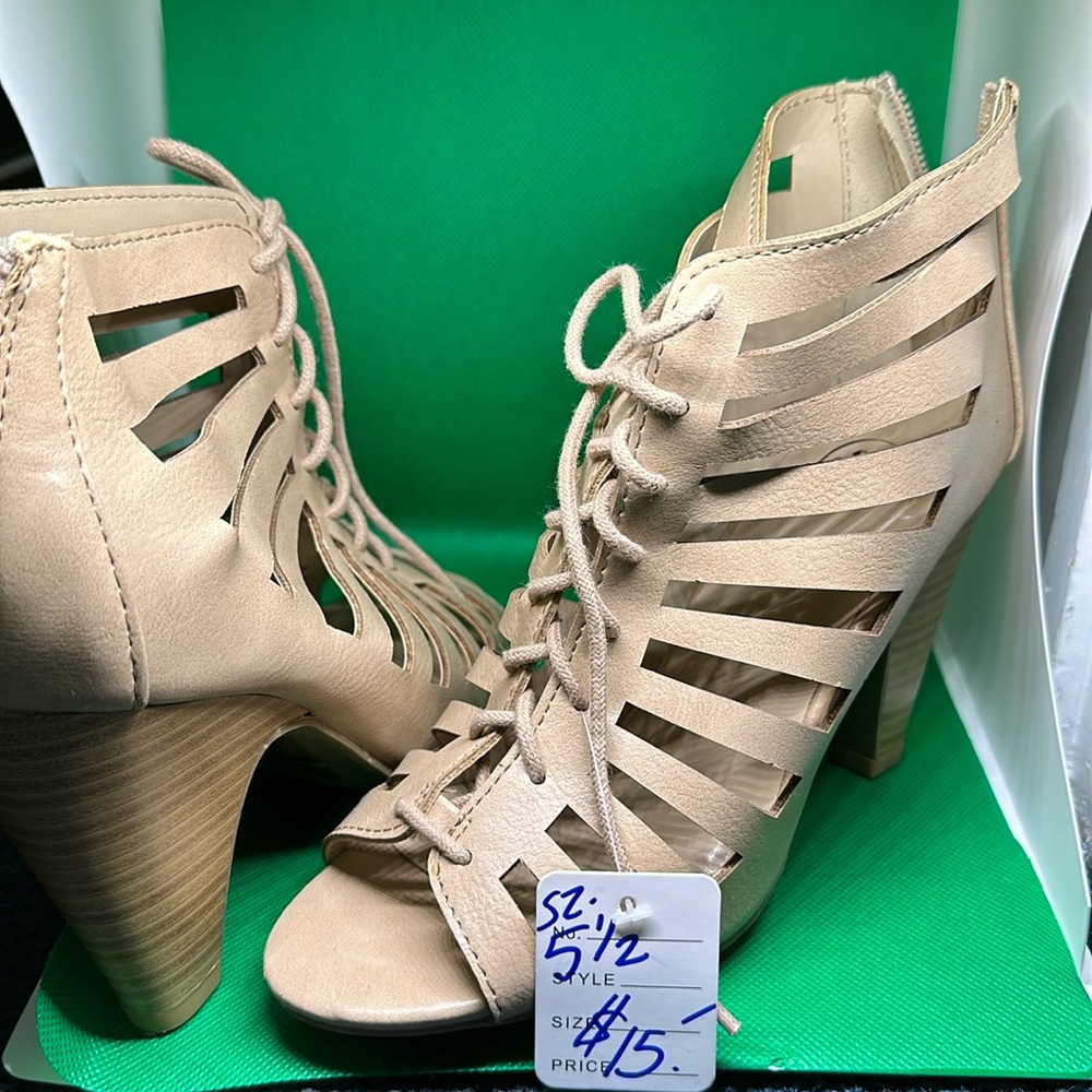 Beige Easy Pickins size 5 1/2
